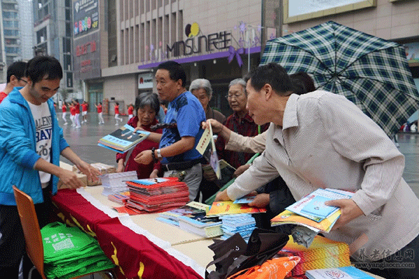 西瑪集團參加“西安市二00六年春節(jié)向城鄉(xiāng)特困戶送溫暖、獻愛心聯(lián)合大行動”活動。